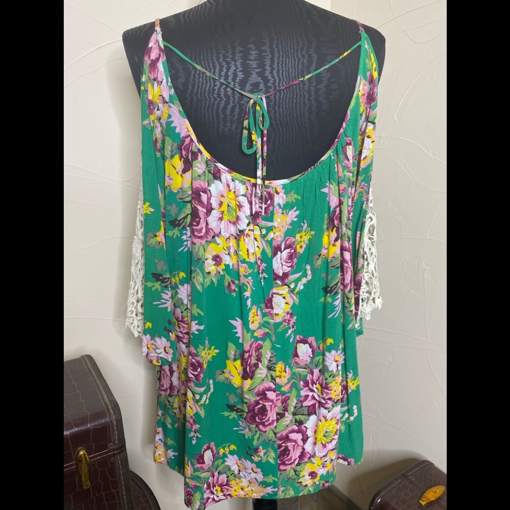3 for $10 / Umgee floral cold shoulder tunic - Picture 3 of 4